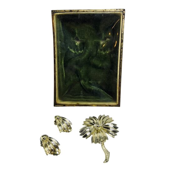Vintage Gold Tone Flower Brooch With Flower Petal Clip On Earrings (5722) - Picture 3 of 9